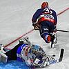 Starke Parade: Schwenningens Torhüter Dustin Strahlmeier pariert einen Penalty von Mannheims Borna Rendulic. Bild: Ruffler