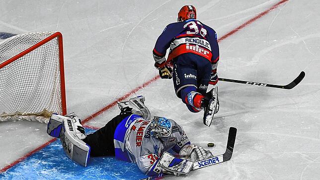 Starke Parade: Schwenningens Torhüter Dustin Strahlmeier pariert einen Penalty von Mannheims Borna Rendulic. Bild: Ruffler