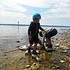 Die beiden Brüder Oskar und Theo verbringen mit der Familie viel Zeit am Bodensee. Besonders beliebt: Brücken bauen.