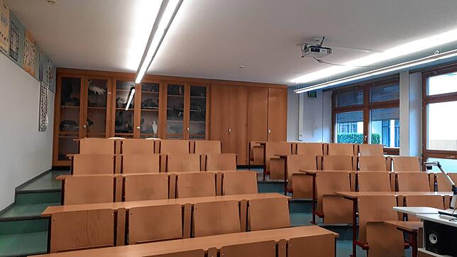 Der alte Biologieraum im Graf-Zeppelin-Gymnasium: Beide städtischen Gymnasien und die Realschule Ailingen fordern seit Jahren, die ...