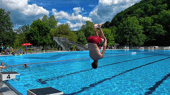 Abkühlung ja, aber dass der Sprung ins Schwimmerbecken nicht zu Frostbeulen führt, dafür sorgt in den Freibädern Waldshut und Tiengen ...