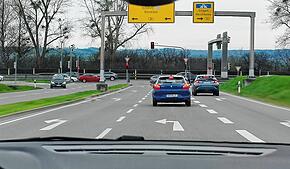 (Archibild von 2023) Die 20-Jährige im Mercedes biegt nach rechts ab, um von der Westtangente auf die B33 aufzufahren. Dort fährt ein ...