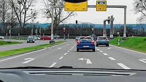 (Archibild von 2023) Die 20-Jährige im Mercedes biegt nach rechts ab, um von der Westtangente auf die B33 aufzufahren. Dort fährt ein ...