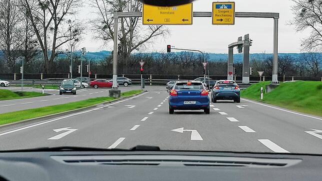 (Archibild von 2023) Die 20-Jährige im Mercedes biegt nach rechts ab, um von der Westtangente auf die B33 aufzufahren. Dort fährt ein ...