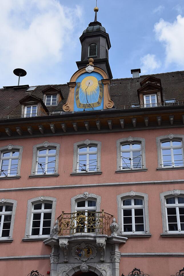 Nach dem großen Stadtbrand von 1726 wurde das Rathaus 1766 als schönster barocker Neubau von Waldshut errichtet durch Baumeister ...