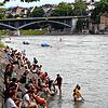 Bei sommerlicher Hitze zieht es viele Menschen ans Rheinufer, wie hier bei Basel. (Archivbild 2019)