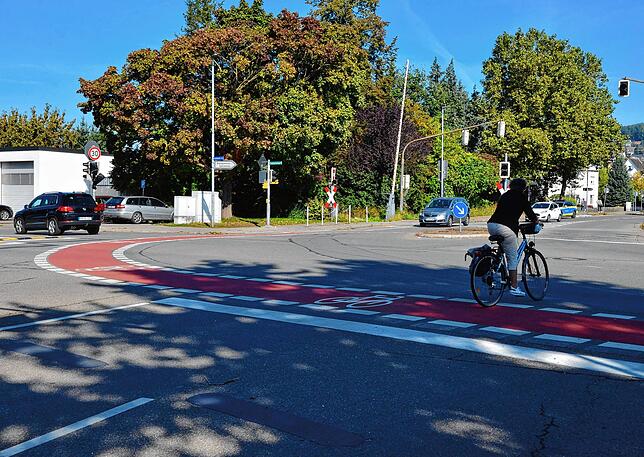 Die Verkehrsführung wird wieder verändert, hin zum alten Zustand vor 2018. Die abknickende Vorfahrtstraße hat sich seither als ...