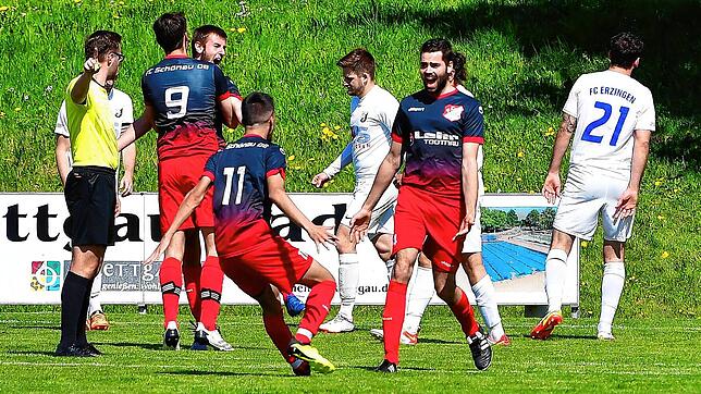 Tor des Tages: Jakob Gritsch bejubelt seinen Siegtreffer zum 1:0 für den FC Schönau beim FC Erzingen mit Yasin Demirci (Nr. 11). Im ...