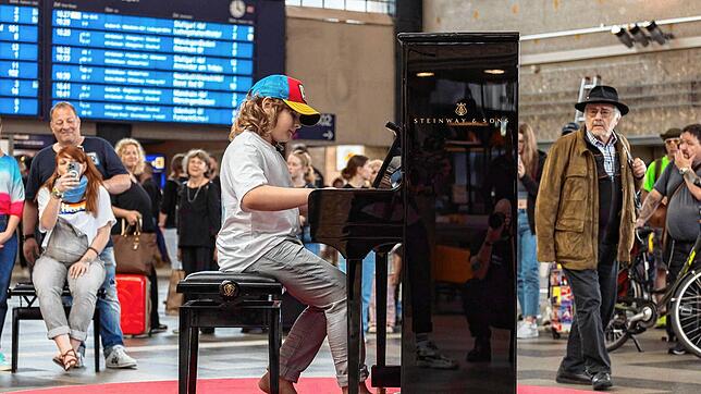 Im Hauptbahnhof, Karlsruhe: Levin Giesler aus Sipplingen begeistert bei seinem Auftritt in der Fernsehsendung „The Piano“.