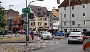 Radwege, Straßen mit vielen Fahrzeugen, Ampeln für Fußgänger: In Konstanz kommen viele Formen der Mobilität – wie hier an prominenter ...