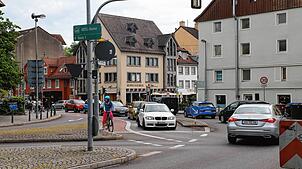 Radwege, Straßen mit vielen Fahrzeugen, Ampeln für Fußgänger: In Konstanz kommen viele Formen der Mobilität – wie hier an prominenter ...