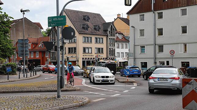 Radwege, Straßen mit vielen Fahrzeugen, Ampeln für Fußgänger: In Konstanz kommen viele Formen der Mobilität – wie hier an prominenter ...