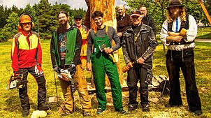Die Holzbildhauer (vorn, von links): Franz Beck, Elias Sackmann, Joschka Heger, Bernhard Heer und Jan Praus. Foto: Wilfried Dieckmann