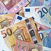 Zahlreiche Banknoten von 10, 20 und 50 Euro liegen auf einem Tisch.
