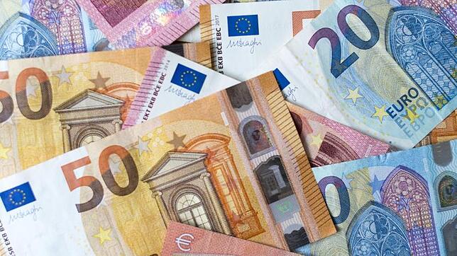 Zahlreiche Banknoten von 10, 20 und 50 Euro liegen auf einem Tisch.