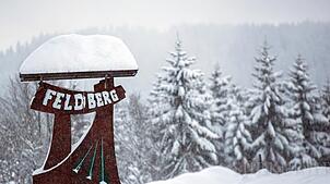 Aufgrund der Höhenlage schneit es auf dem Feldberg oft und regelmäßig, was allerdings auch eine erhöhte Lawinengefahr bedeutet.