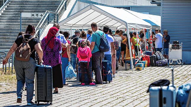 Reiserückkehrer stehen vor dem Corona-Testzentrum am Flughafen Stuttgart. Seit Samstag besteht die Testpflicht für Rückkehrer aus ...
