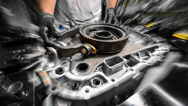 Ein Mitarbeiter montiert im ZF-Werk in Friedrichshafen ein TraXon-Getriebe für Nutzfahrzeuge. Das Getriebe ist einer der Dauerbrenner ...