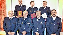Michael Rock (hinten, von links) und Timo Klink erhielten die Ernenungsurkunden zu Feuerwerhmännern. Winfried Nägele wurde für 25 Jahre ...