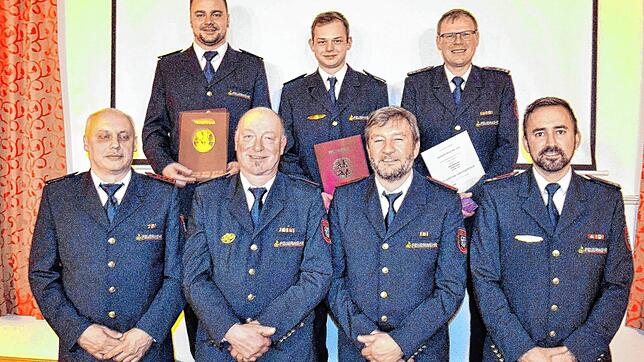 Michael Rock (hinten, von links) und Timo Klink erhielten die Ernenungsurkunden zu Feuerwerhmännern. Winfried Nägele wurde für 25 Jahre ...