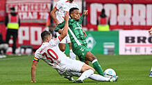 Werders Felix Agu (r) kämpft gegen Freiburgs Christian Günter um den Ball.