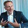 (Archivbild von 2024) Christian Lindner spricht im vergangenen Sommer mit der SÜDKURIER-Redakteurin Angelika Wohlfrom in ...