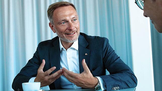 (Archivbild von 2024) Christian Lindner spricht im vergangenen Sommer mit der SÜDKURIER-Redakteurin Angelika Wohlfrom in ...