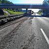 Bei dem Unfall auf der A98 hat der betroffene Lastwagen Ladung verloren. Die Fahrbahn musste daher gereinigt werden.