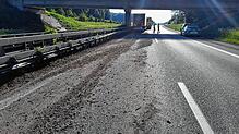 Bei dem Unfall auf der A98 hat der betroffene Lastwagen Ladung verloren. Die Fahrbahn musste daher gereinigt werden.