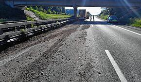 Bei dem Unfall auf der A98 hat der betroffene Lastwagen Ladung verloren. Die Fahrbahn musste daher gereinigt werden.