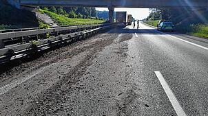 Bei dem Unfall auf der A98 hat der betroffene Lastwagen Ladung verloren. Die Fahrbahn musste daher gereinigt werden.