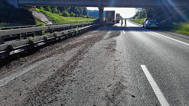 Bei dem Unfall auf der A98 hat der betroffene Lastwagen Ladung verloren. Die Fahrbahn musste daher gereinigt werden.