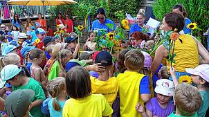 Mit Blumen überhäufen die Kinder des Kinderhauses Bermatingen ihre scheidende Leiterin Gabi Streif (Mitte), deren Arbeit und Charakter ...