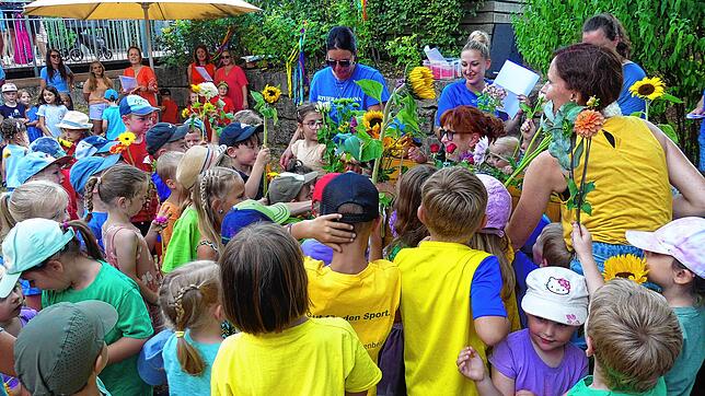 Mit Blumen überhäufen die Kinder des Kinderhauses Bermatingen ihre scheidende Leiterin Gabi Streif (Mitte), deren Arbeit und Charakter ...