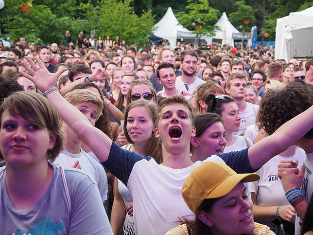 20:25 Uhr: Auf der Bühne Leoniden, im Pubikum Fans - so geht Festival.