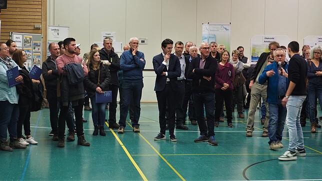 Großes Interesse herrschte bei der ersten Dialogveranstaltung in der Biberhalle zu den geplanten Windkraftanlagen bei Watterdingen. Der ...