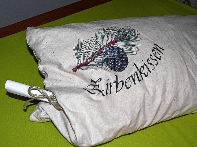 Kissen und Bettdecke bieten einige Verstecke.