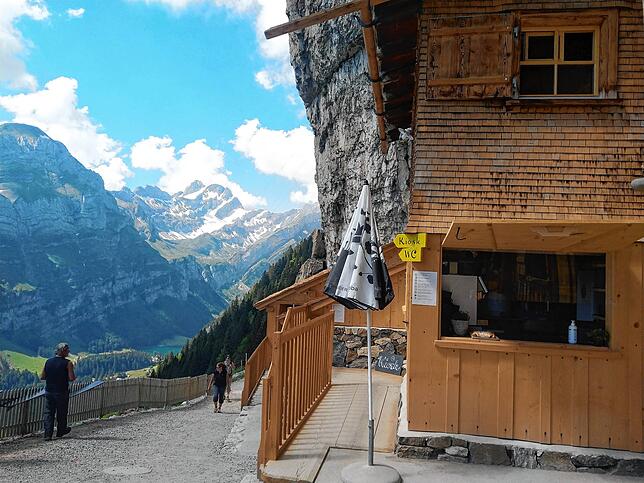Bild 17: Normalerweise überrennen Touristen das Berggasthaus Aescher, doch wie sieht es dort jetzt aus? Wir nehmen Sie mit auf eine Wanderung