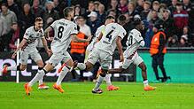 Leverkusens Jeremie Frimpong (r) jubelt nach seinem Tor – das sein Team ins Halbfinale der Europa League führt.