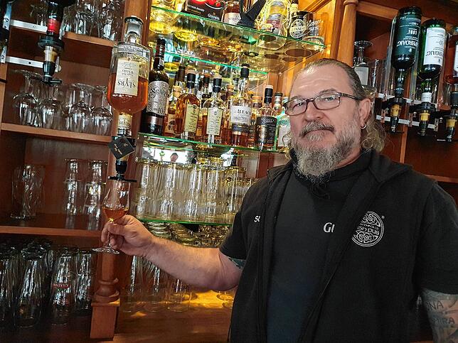 Im Villinger Irish Pub gibt es nicht nur spezielle Biere. Auch 100 Whiskey-Sorten stehen hier parat. Werner Hergert demonstriert, wie ...