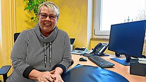 Monika Ganter an ihrem Arbeitsplatz im Bürgerbüro – hier verbringt sie Zeit mit der Vorbereitung der Trauungen. Bild: Moser