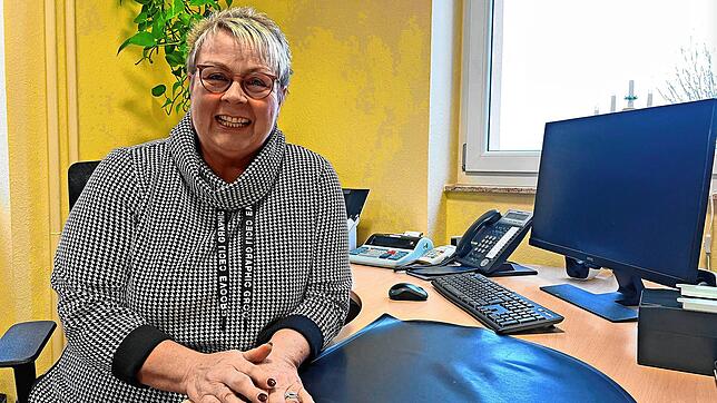 Monika Ganter an ihrem Arbeitsplatz im Bürgerbüro – hier verbringt sie Zeit mit der Vorbereitung der Trauungen. Bild: Moser