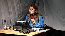 Mit Kamera, Schreibmaschine, Whisky und Zigaretten kämpft Dian Fossey (Antje Prospero) für den Schutz der Berggorillas. Eines von acht ...