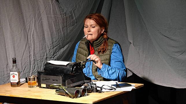 Mit Kamera, Schreibmaschine, Whisky und Zigaretten kämpft Dian Fossey (Antje Prospero) für den Schutz der Berggorillas. Eines von acht ...