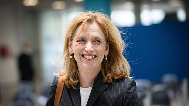 Bundesfamilienministerin Karin Prien will pflegende Angehörige entlasten.