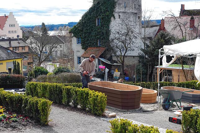 In den Menzinger Gärten wird zurzeit an allen Ecken gepflanzt und gebaut. Bernhard Frömter arbeitet an den Hochbeeten, die mit essbaren ...
