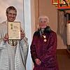 Mit Ehrenplakette in Gold und Urkunde wurde Gisela Isele nach 46 Jahren Mesnerdienst in der katholischen Kirche St. Laurentius in ...