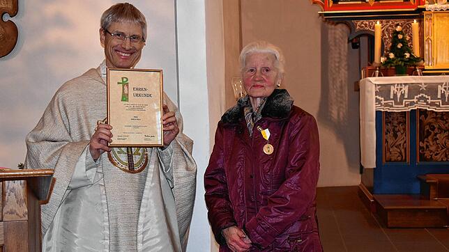 Mit Ehrenplakette in Gold und Urkunde wurde Gisela Isele nach 46 Jahren Mesnerdienst in der katholischen Kirche St. Laurentius in ...