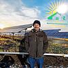 Biobauer Gerhard Weber aus Tengen im Hegau vor einer Schautafel seines künftigen Solarfelds. Ab April fließt Strom für Hunderte Haushalte.