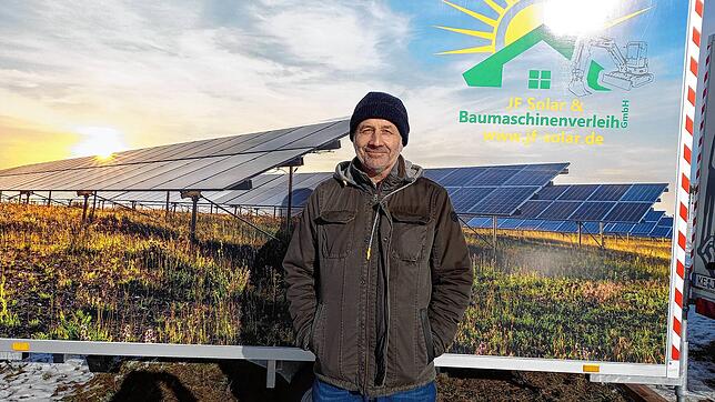 Biobauer Gerhard Weber aus Tengen im Hegau vor einer Schautafel seines künftigen Solarfelds. Ab April fließt Strom für Hunderte Haushalte.